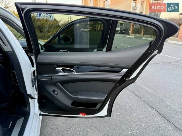 Белый Порше Панамера, объемом двигателя 3 л и пробегом 146 тыс. км за 29999 $, фото 75 на Automoto.ua