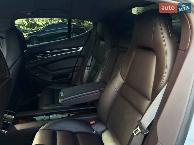 Білий Порше Panamera, об'ємом двигуна 3.61 л та пробігом 65 тис. км за 29999 $, фото 26 на Automoto.ua