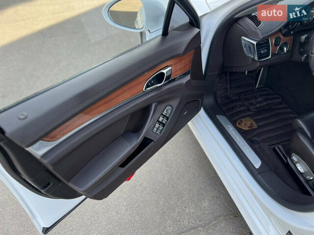 Білий Порше Panamera, об'ємом двигуна 3 л та пробігом 103 тис. км за 27600 $, фото 24 на Automoto.ua