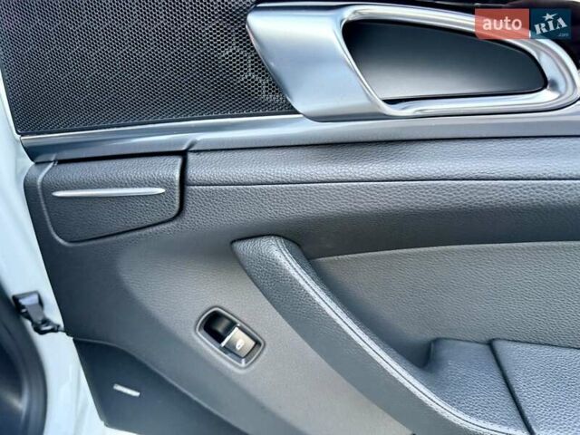 Белый Порше Панамера, объемом двигателя 3 л и пробегом 146 тыс. км за 29999 $, фото 77 на Automoto.ua