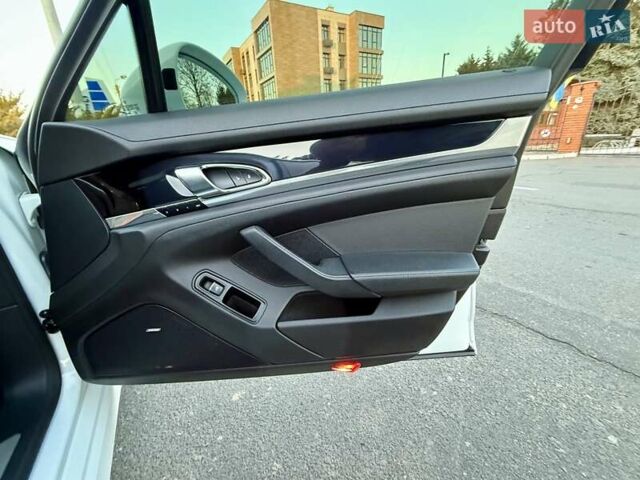 Белый Порше Панамера, объемом двигателя 3 л и пробегом 146 тыс. км за 29999 $, фото 105 на Automoto.ua