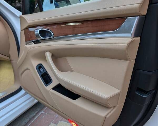 Білий Порше Panamera, об'ємом двигуна 3 л та пробігом 136 тис. км за 30000 $, фото 36 на Automoto.ua