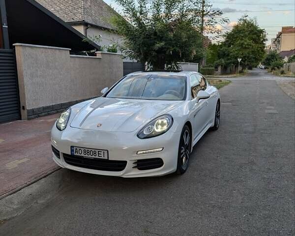 Білий Порше Panamera, об'ємом двигуна 3 л та пробігом 136 тис. км за 30000 $, фото 1 на Automoto.ua