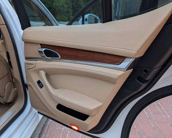 Білий Порше Panamera, об'ємом двигуна 3 л та пробігом 136 тис. км за 30000 $, фото 32 на Automoto.ua
