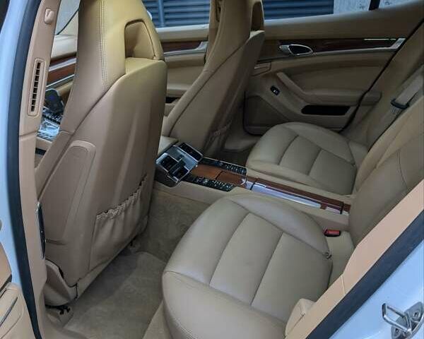 Білий Порше Panamera, об'ємом двигуна 3 л та пробігом 136 тис. км за 30000 $, фото 26 на Automoto.ua