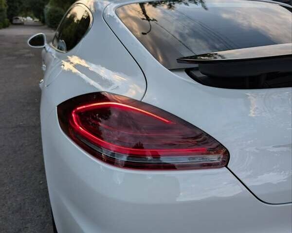 Білий Порше Panamera, об'ємом двигуна 3 л та пробігом 136 тис. км за 30000 $, фото 16 на Automoto.ua