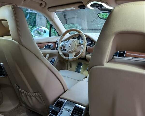 Білий Порше Panamera, об'ємом двигуна 3 л та пробігом 136 тис. км за 30000 $, фото 35 на Automoto.ua