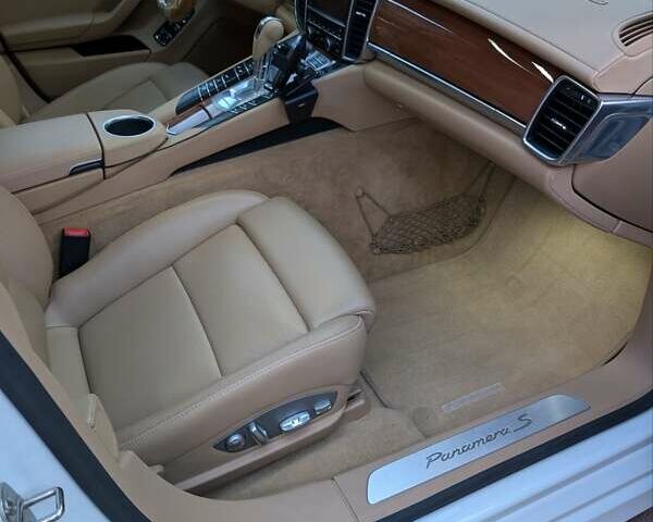 Білий Порше Panamera, об'ємом двигуна 3 л та пробігом 136 тис. км за 30000 $, фото 37 на Automoto.ua