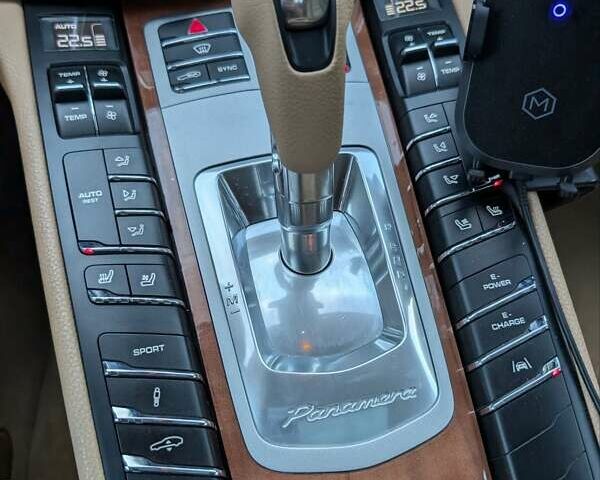 Білий Порше Panamera, об'ємом двигуна 3 л та пробігом 136 тис. км за 30000 $, фото 56 на Automoto.ua