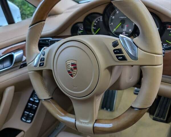 Білий Порше Panamera, об'ємом двигуна 3 л та пробігом 136 тис. км за 30000 $, фото 42 на Automoto.ua