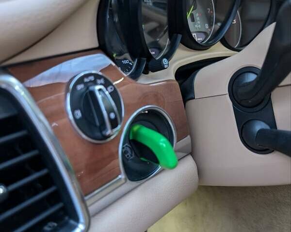 Білий Порше Panamera, об'ємом двигуна 3 л та пробігом 136 тис. км за 30000 $, фото 48 на Automoto.ua