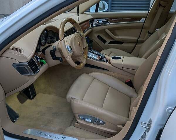 Білий Порше Panamera, об'ємом двигуна 3 л та пробігом 136 тис. км за 30000 $, фото 28 на Automoto.ua
