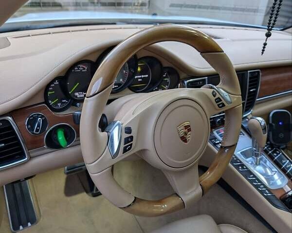 Білий Порше Panamera, об'ємом двигуна 3 л та пробігом 136 тис. км за 30000 $, фото 31 на Automoto.ua
