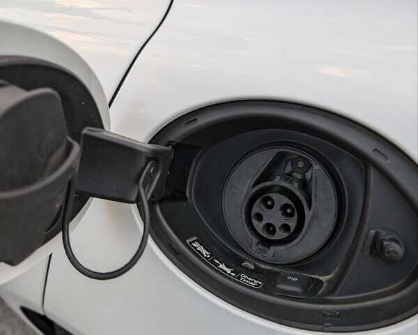 Білий Порше Panamera, об'ємом двигуна 3 л та пробігом 136 тис. км за 30000 $, фото 18 на Automoto.ua