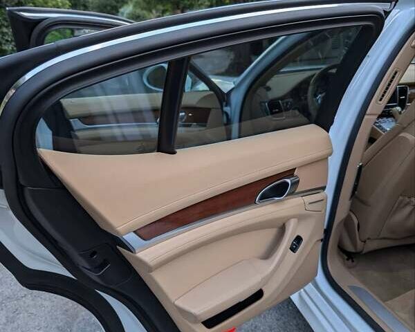 Білий Порше Panamera, об'ємом двигуна 3 л та пробігом 136 тис. км за 30000 $, фото 25 на Automoto.ua