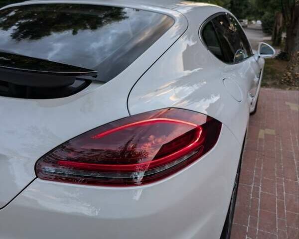 Білий Порше Panamera, об'ємом двигуна 3 л та пробігом 136 тис. км за 30000 $, фото 15 на Automoto.ua