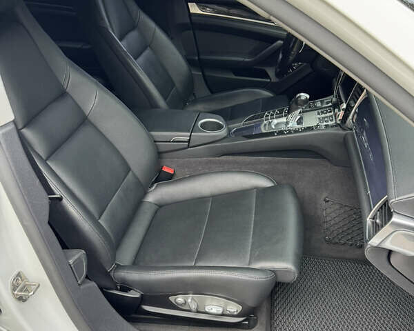 Білий Порше Panamera, об'ємом двигуна 3.61 л та пробігом 97 тис. км за 25500 $, фото 17 на Automoto.ua