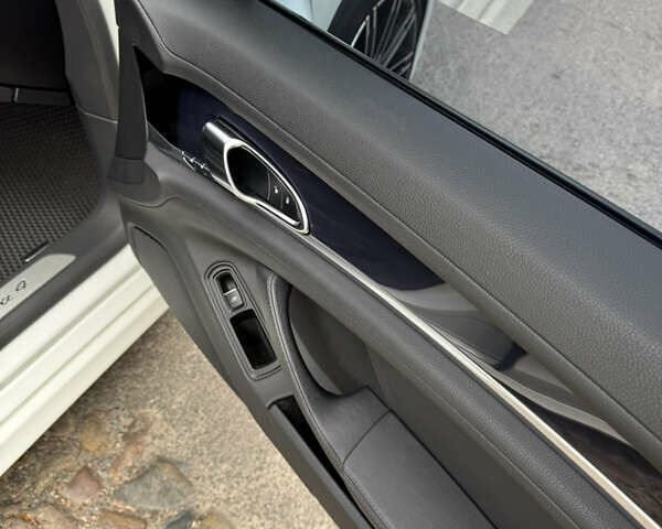 Білий Порше Panamera, об'ємом двигуна 3.61 л та пробігом 97 тис. км за 25500 $, фото 15 на Automoto.ua
