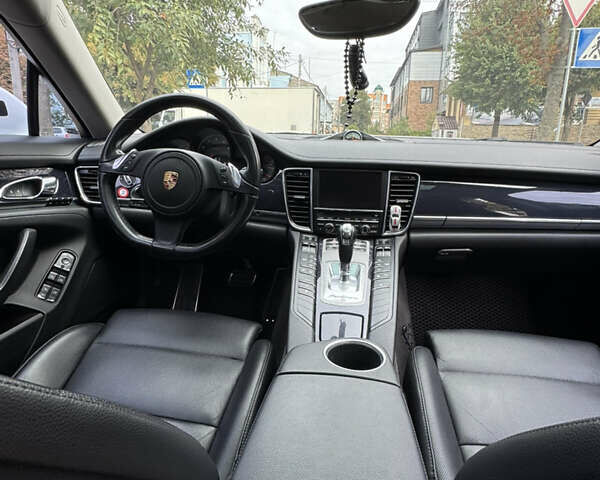 Білий Порше Panamera, об'ємом двигуна 3.61 л та пробігом 97 тис. км за 25500 $, фото 22 на Automoto.ua