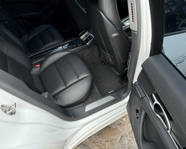 Білий Порше Panamera, об'ємом двигуна 3.61 л та пробігом 97 тис. км за 25500 $, фото 19 на Automoto.ua