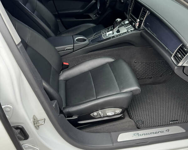 Білий Порше Panamera, об'ємом двигуна 3.61 л та пробігом 97 тис. км за 25500 $, фото 16 на Automoto.ua