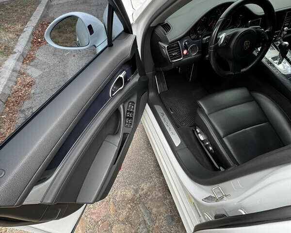 Білий Порше Panamera, об'ємом двигуна 3.61 л та пробігом 97 тис. км за 25500 $, фото 13 на Automoto.ua