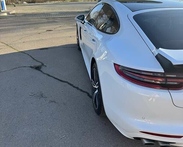 Белый Порше Панамера, объемом двигателя 2.89 л и пробегом 147 тыс. км за 65000 $, фото 2 на Automoto.ua