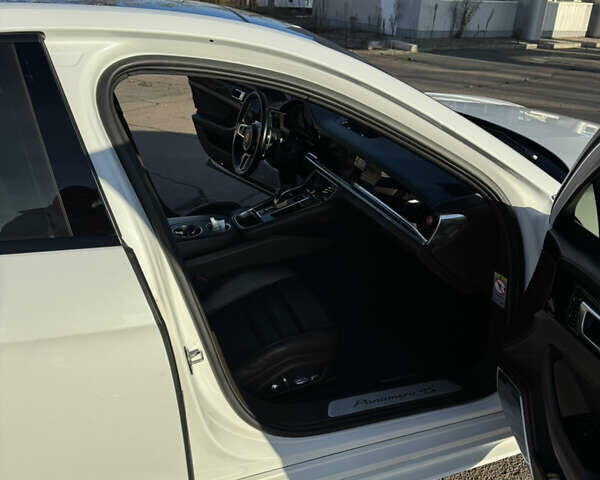 Белый Порше Панамера, объемом двигателя 2.89 л и пробегом 147 тыс. км за 63500 $, фото 4 на Automoto.ua