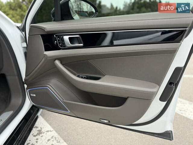 Білий Порше Panamera, об'ємом двигуна 2.89 л та пробігом 43 тис. км за 66499 $, фото 48 на Automoto.ua