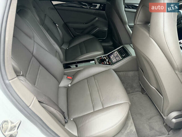 Білий Порше Panamera, об'ємом двигуна 2.89 л та пробігом 43 тис. км за 66499 $, фото 39 на Automoto.ua