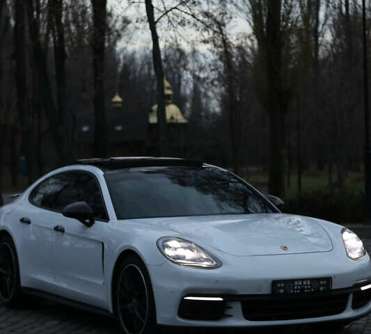 Белый Порше Панамера, объемом двигателя 3 л и пробегом 127 тыс. км за 47500 $, фото 1 на Automoto.ua