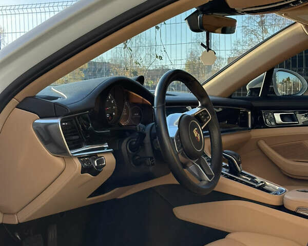 Білий Порше Panamera, об'ємом двигуна 3 л та пробігом 79 тис. км за 59900 $, фото 40 на Automoto.ua