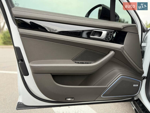 Білий Порше Panamera, об'ємом двигуна 2.89 л та пробігом 43 тис. км за 66499 $, фото 13 на Automoto.ua