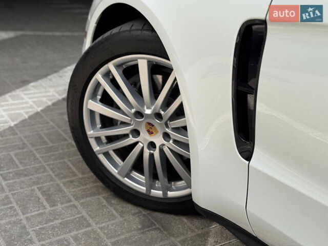 Білий Порше Panamera, об'ємом двигуна 3 л та пробігом 49 тис. км за 56000 $, фото 38 на Automoto.ua