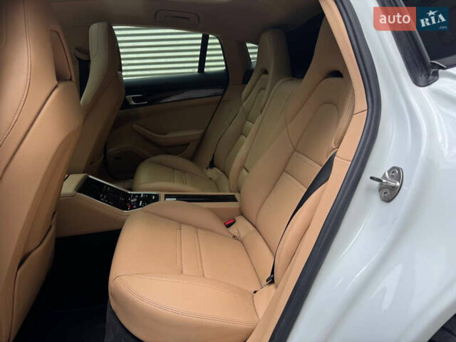 Білий Порше Panamera, об'ємом двигуна 3 л та пробігом 49 тис. км за 56000 $, фото 42 на Automoto.ua