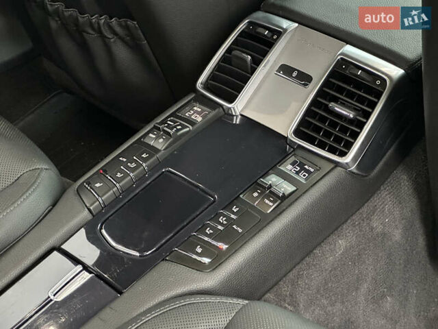 Чорний Порше Panamera, об'ємом двигуна 3 л та пробігом 181 тис. км за 39890 $, фото 39 на Automoto.ua