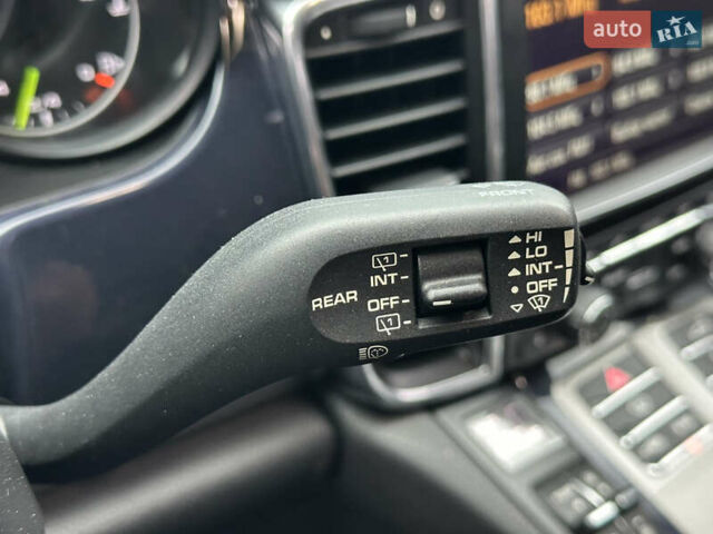 Чорний Порше Panamera, об'ємом двигуна 3 л та пробігом 181 тис. км за 39890 $, фото 58 на Automoto.ua