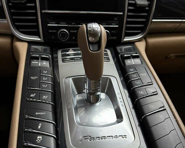 Черный Порше Панамера, объемом двигателя 3.6 л и пробегом 186 тыс. км за 31999 $, фото 33 на Automoto.ua