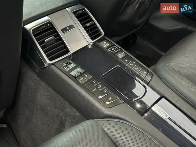 Чорний Порше Panamera, об'ємом двигуна 3 л та пробігом 181 тис. км за 39890 $, фото 35 на Automoto.ua