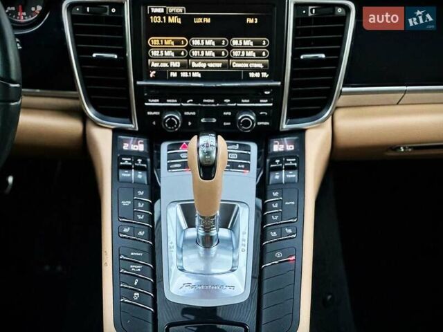 Чорний Порше Panamera, об'ємом двигуна 3 л та пробігом 101 тис. км за 28500 $, фото 31 на Automoto.ua