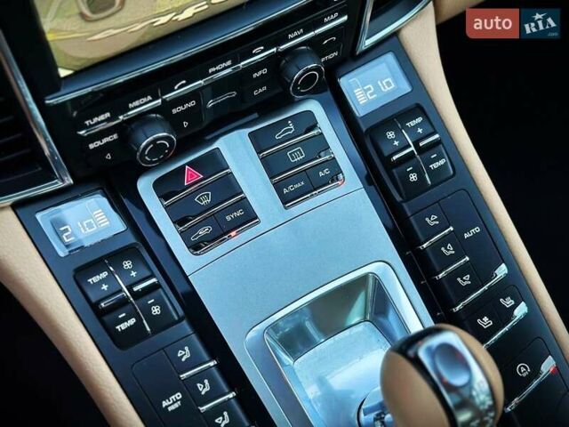 Чорний Порше Panamera, об'ємом двигуна 3 л та пробігом 101 тис. км за 28500 $, фото 28 на Automoto.ua