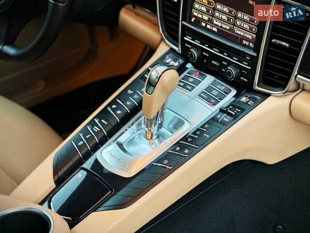Чорний Порше Panamera, об'ємом двигуна 3 л та пробігом 101 тис. км за 28500 $, фото 21 на Automoto.ua