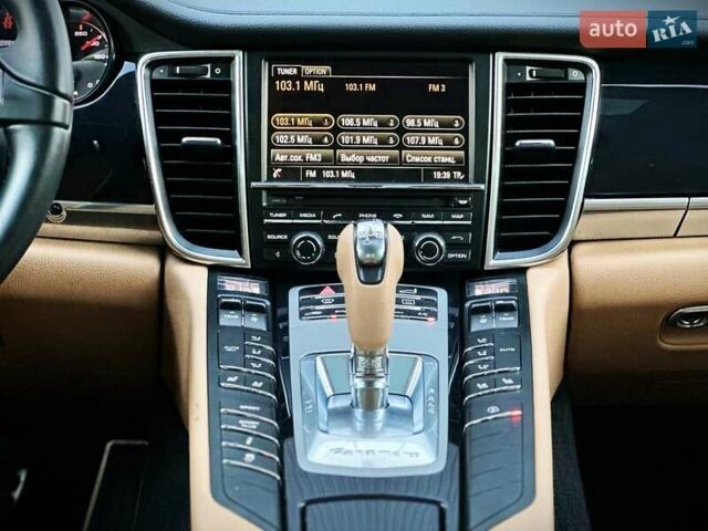 Чорний Порше Panamera, об'ємом двигуна 3 л та пробігом 101 тис. км за 28500 $, фото 37 на Automoto.ua