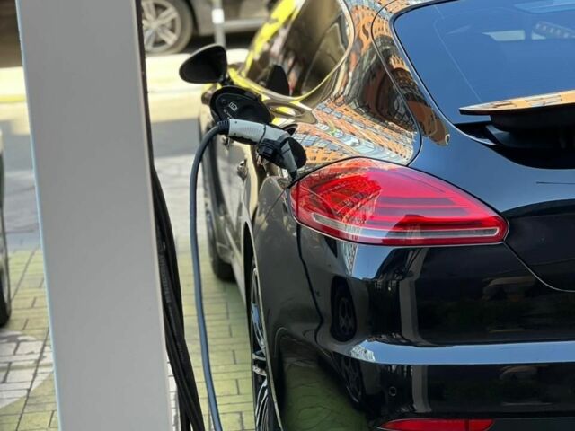Чорний Порше Panamera, об'ємом двигуна 3 л та пробігом 185 тис. км за 28552 $, фото 5 на Automoto.ua