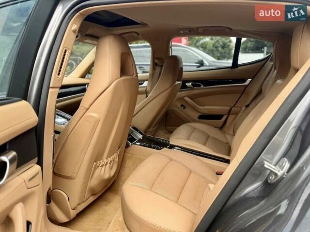 Сірий Порше Panamera, об'ємом двигуна 3 л та пробігом 98 тис. км за 18900 $, фото 12 на Automoto.ua