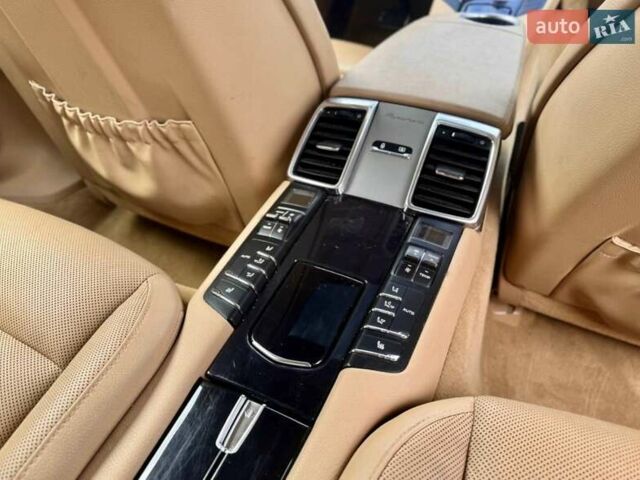 Сірий Порше Panamera, об'ємом двигуна 3 л та пробігом 98 тис. км за 18900 $, фото 13 на Automoto.ua