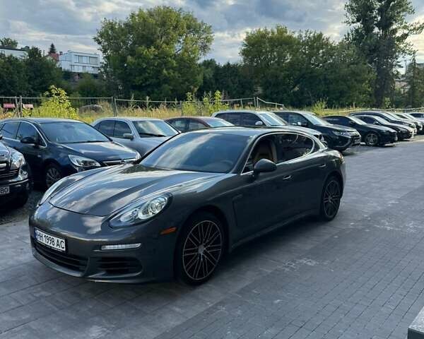 Серый Порше Панамера, объемом двигателя 3 л и пробегом 180 тыс. км за 22000 $, фото 1 на Automoto.ua