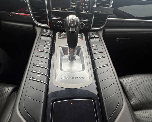 Серый Порше Панамера, объемом двигателя 3 л и пробегом 93 тыс. км за 27000 $, фото 10 на Automoto.ua