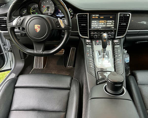 Сірий Порше Panamera, об'ємом двигуна 3 л та пробігом 195 тис. км за 39500 $, фото 7 на Automoto.ua