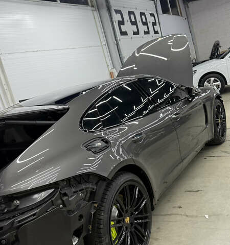 Сірий Порше Panamera, об'ємом двигуна 4 л та пробігом 70 тис. км за 69000 $, фото 23 на Automoto.ua